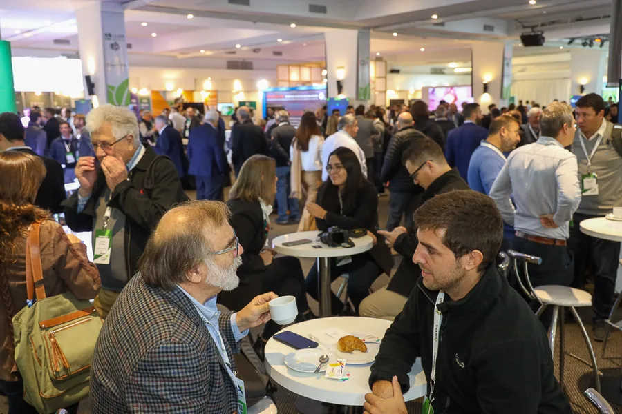 Profesionales compartiendo una conversación en CDA