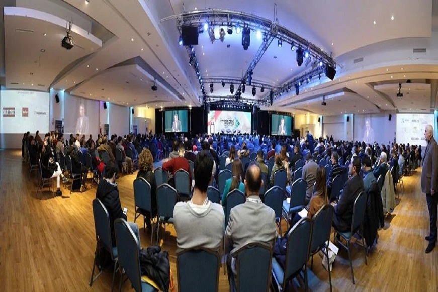 Interior del auditorio de GoldenCenter Eventos